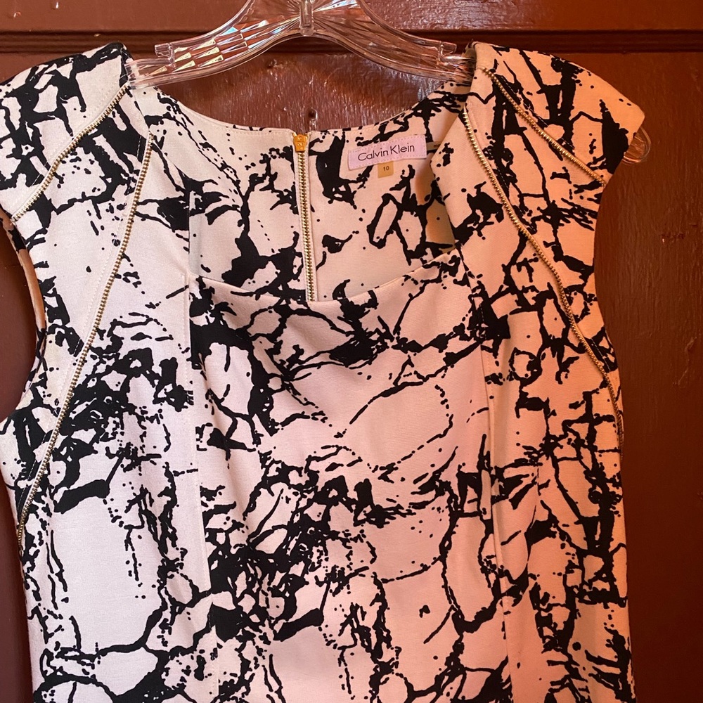 CALVIN KLEIN CREAM AND WHITE ZIPPER TILE DRESS - Picture 3 of 12